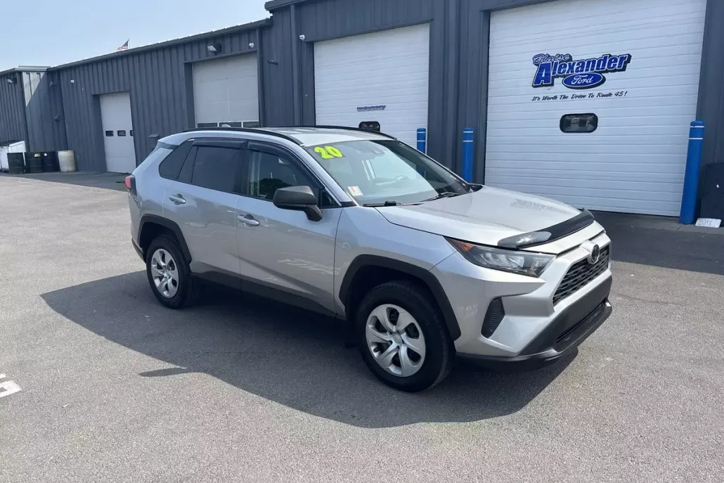 2020 Toyota RAV4 LE photo 1