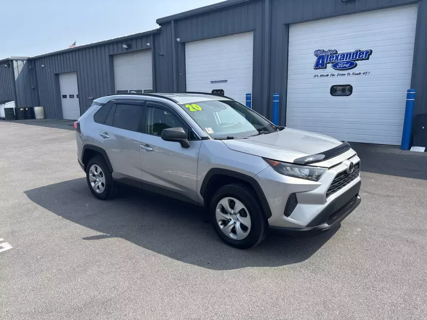 2020 Toyota RAV4 LE photo 1