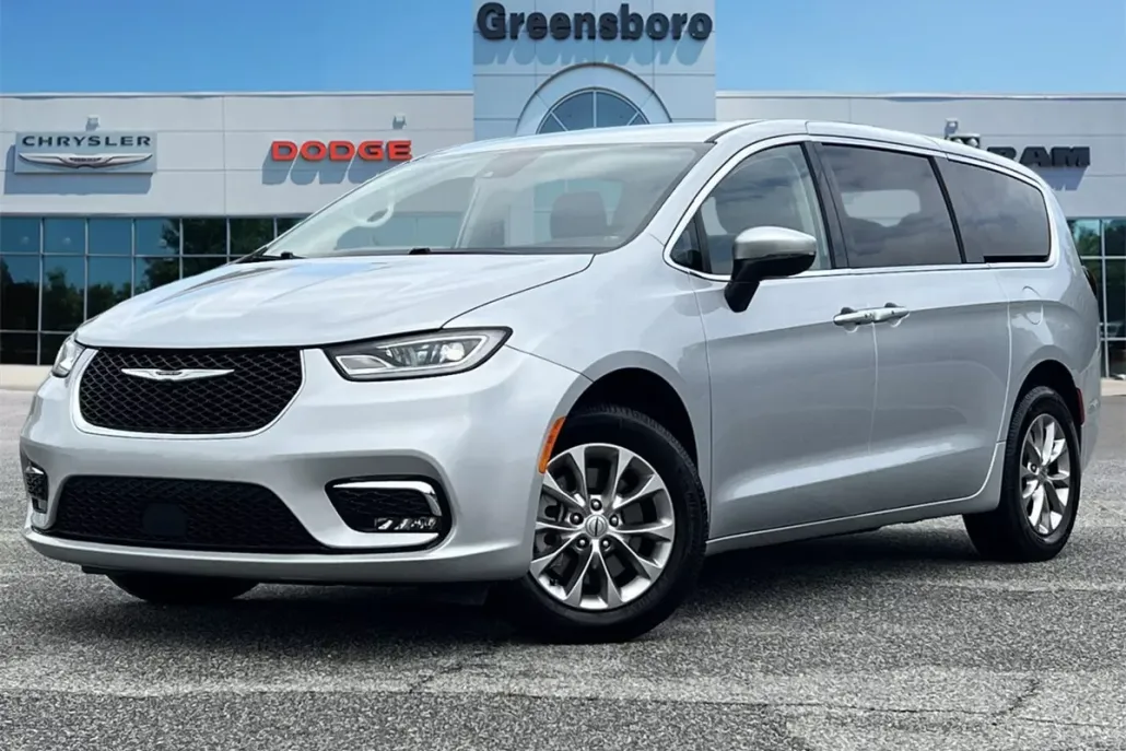 2023 Chrysler Pacifica Touring L photo 1
