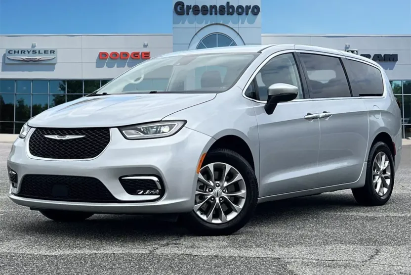2023 Chrysler Pacifica Touring L photo 1
