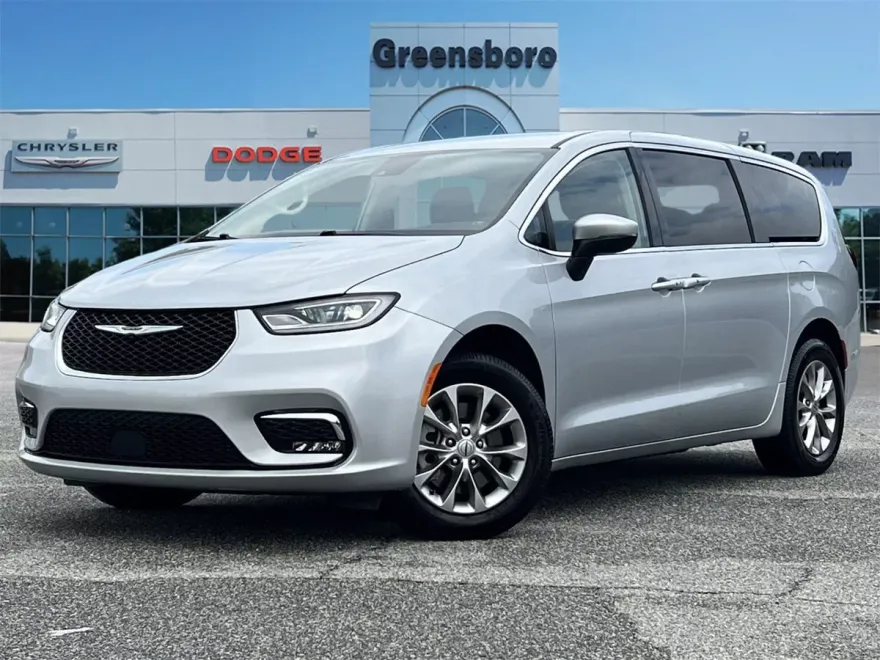 2023 Chrysler Pacifica Touring L photo 1