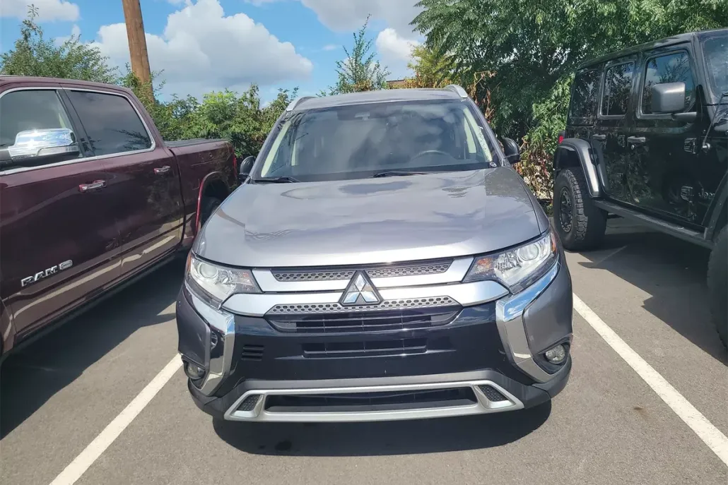 2020 Mitsubishi Outlander LE photo 1