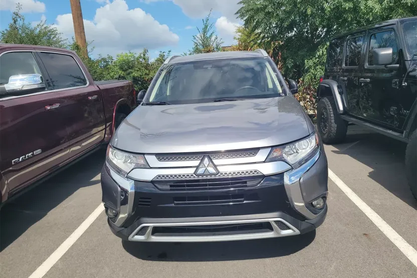 2020 Mitsubishi Outlander LE photo 1