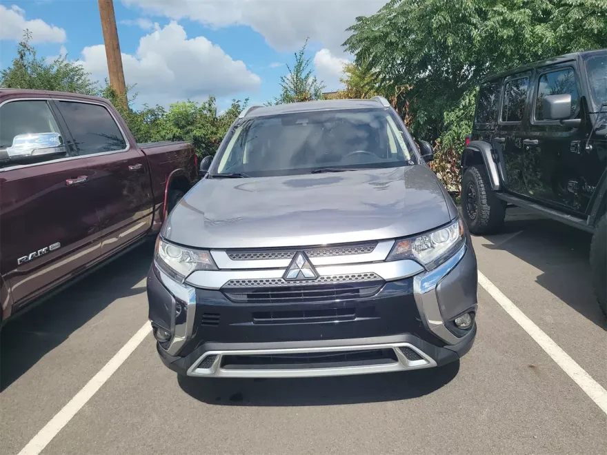 2020 Mitsubishi Outlander LE photo 1