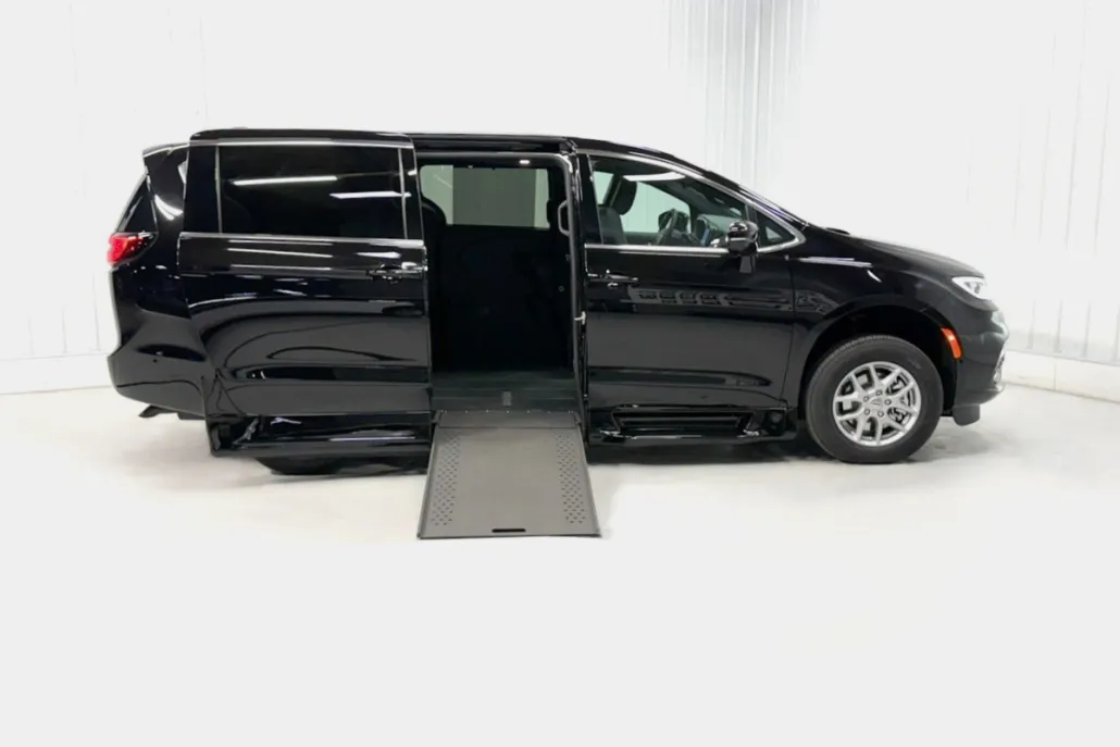 2025 Chrysler Pacifica photo 1