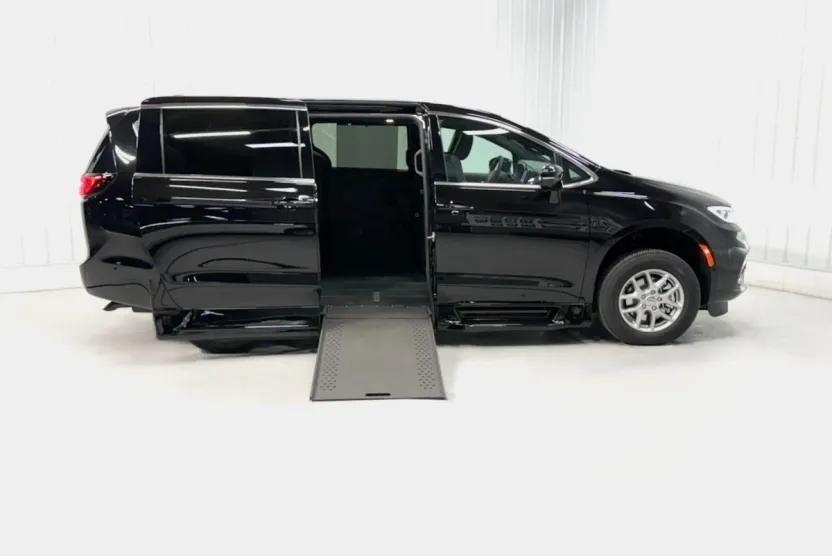 2025 Chrysler Pacifica photo 1