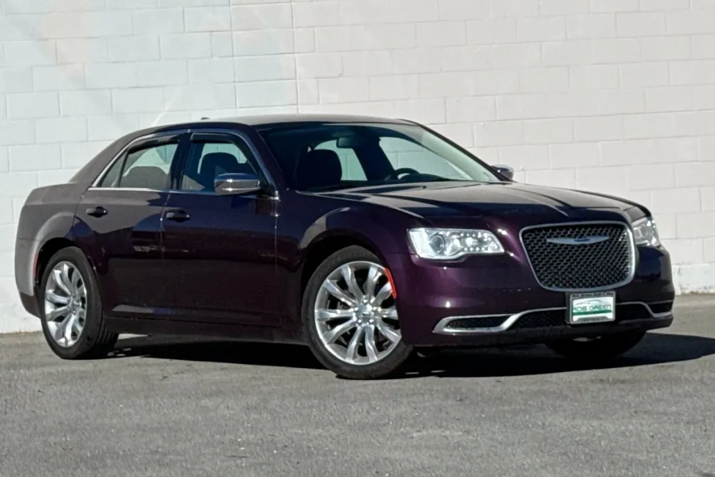 2020 Chrysler 300 Touring photo 1