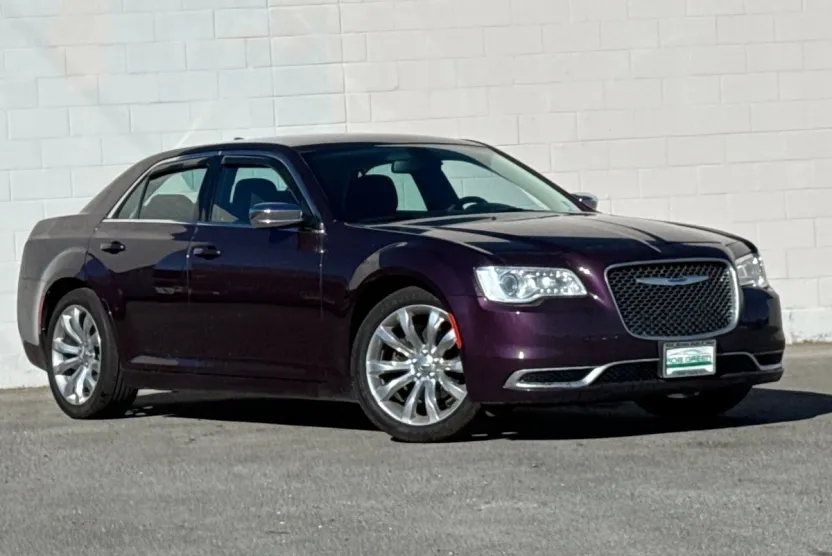 2020 Chrysler 300 Touring photo 1