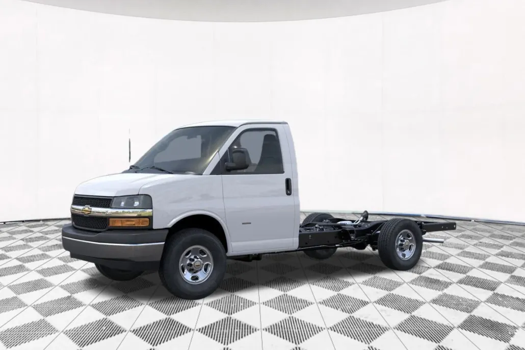 2025 Chevrolet Express Cutaway 3500 photo 1
