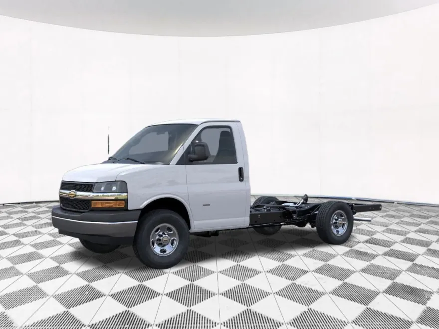 2025 Chevrolet Express Cutaway 3500 photo 1
