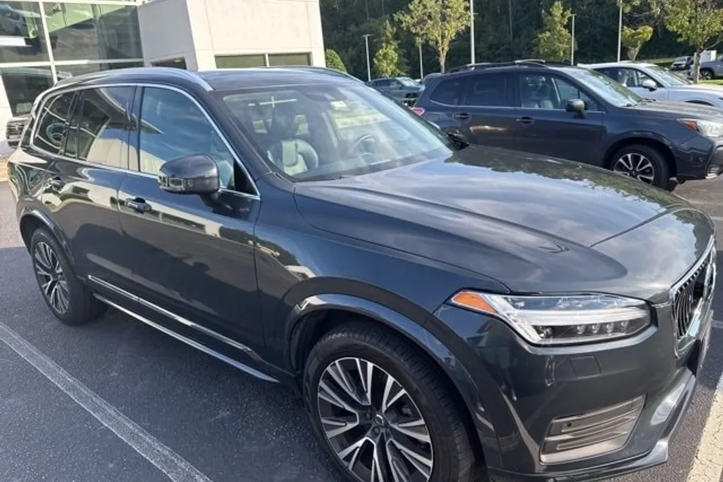 2022 Volvo XC90 T5 Momentum photo 1