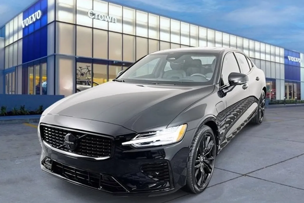 2024 Volvo S60 T8 Ultimate Black Edition photo 1