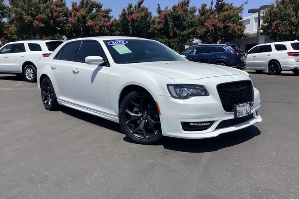 2022 Chrysler 300 Touring L photo 1