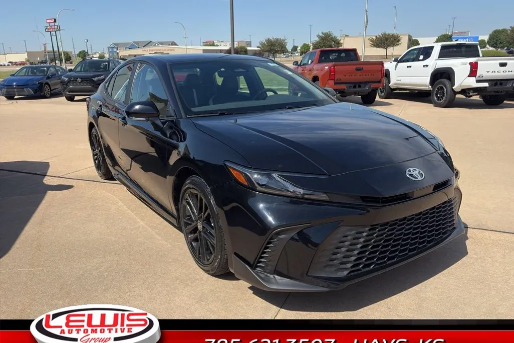 2025 Toyota Camry SE Hybrid photo 1