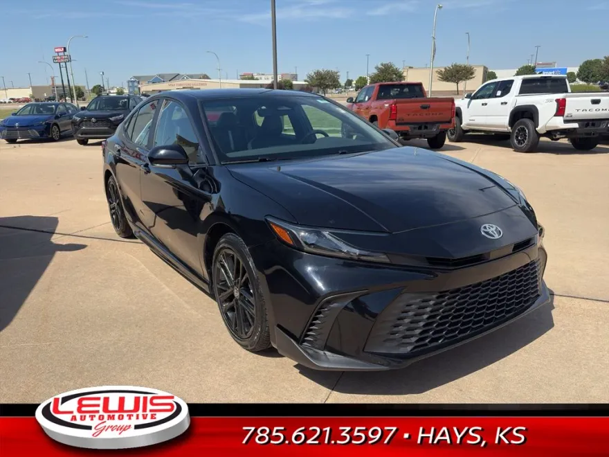 2025 Toyota Camry SE Hybrid photo 1