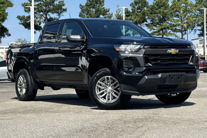 2023 Chevrolet Colorado LT photo 1
