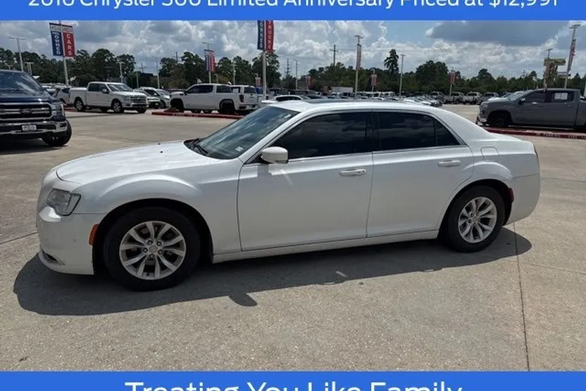 2016 Chrysler 300 Limited photo 1