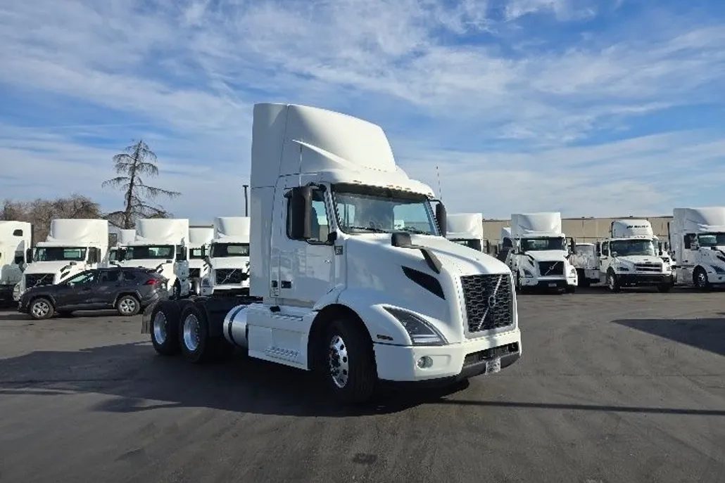 2020 Volvo Truck VNR photo 1