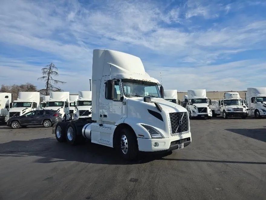 2020 Volvo Truck VNR photo 1