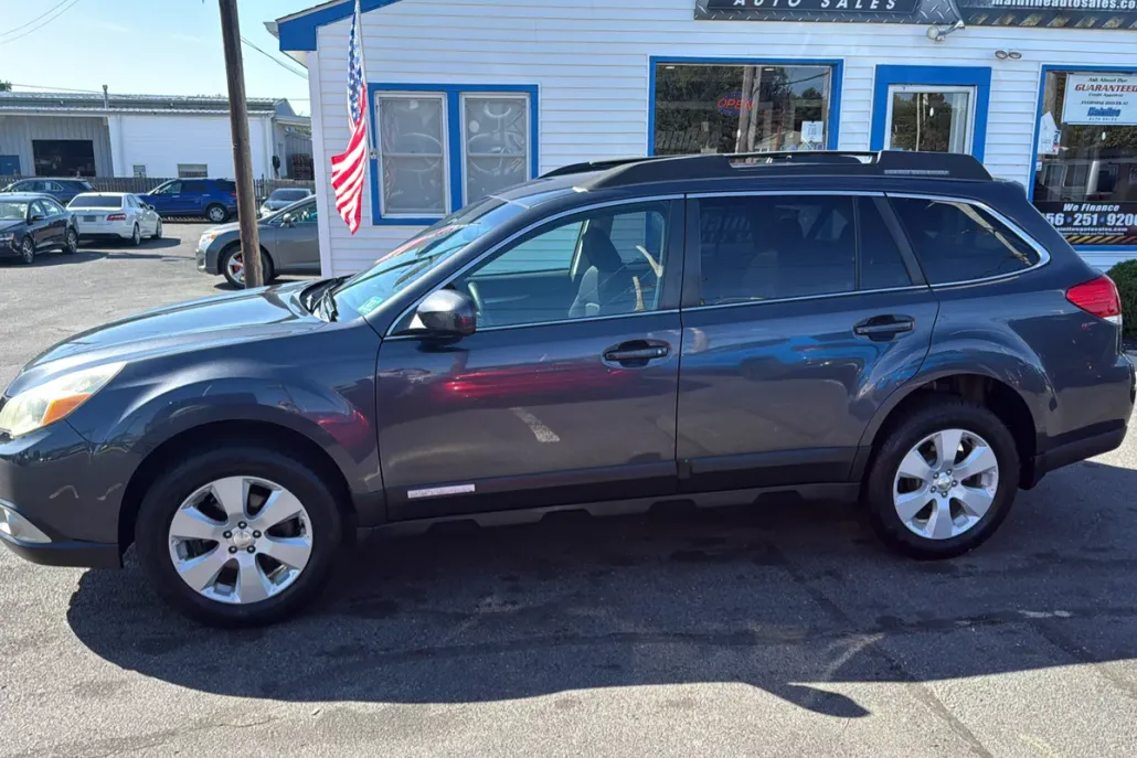 2010 Subaru Outback 2.5i Premium photo 1