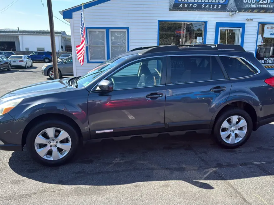 2010 Subaru Outback 2.5i Premium photo 1