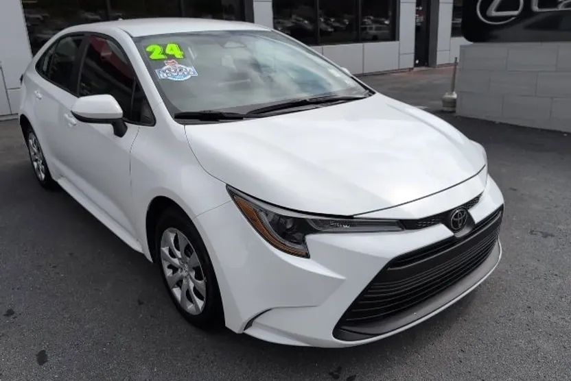2024 Toyota Corolla LE photo 1