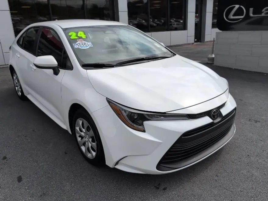 2024 Toyota Corolla LE photo 1