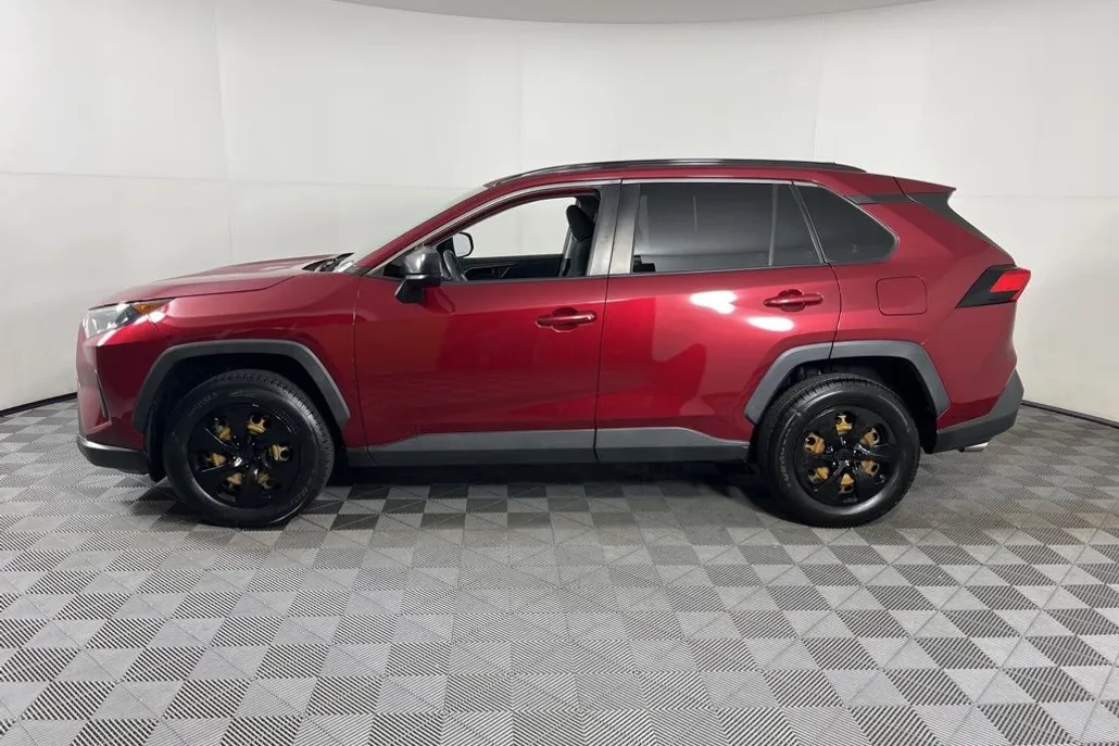 2020 Toyota RAV4 LE photo 1