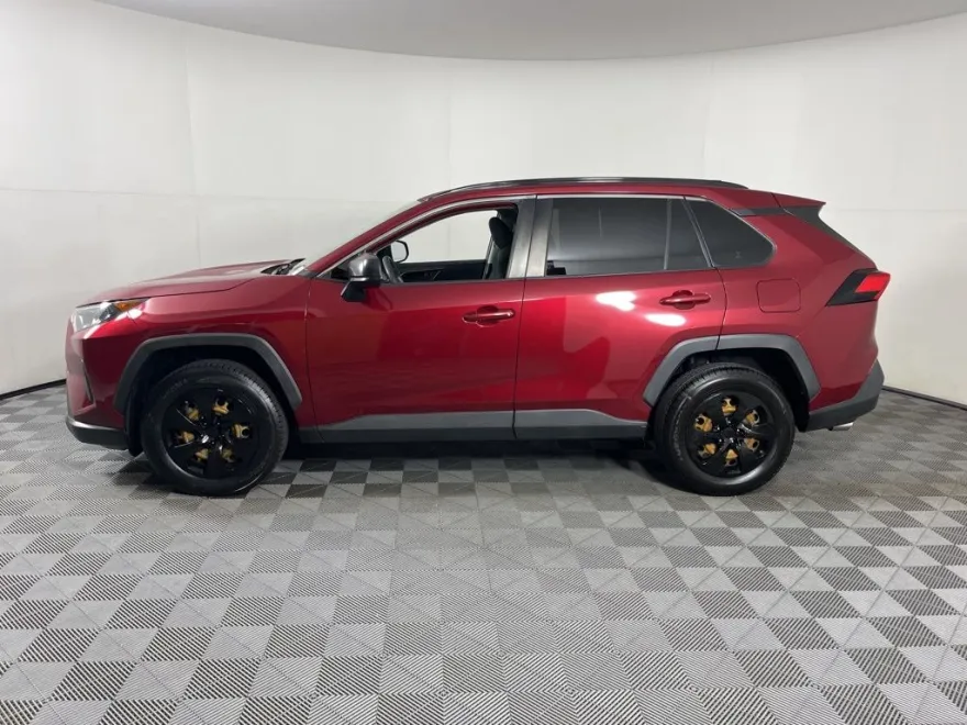 2020 Toyota RAV4 LE photo 1