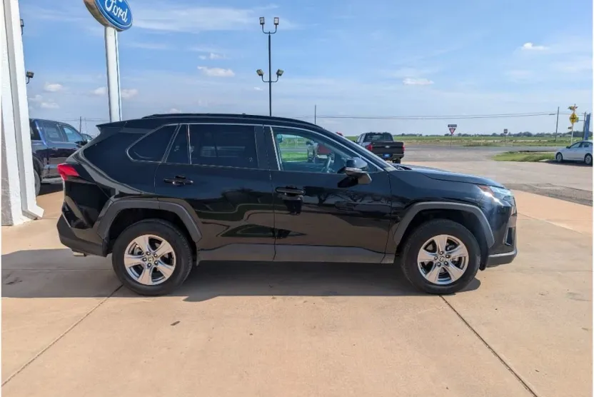 2023 Toyota RAV4 XLE photo 1