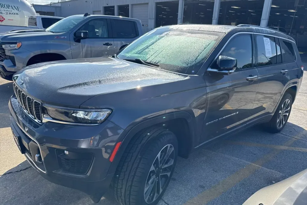 2023 Jeep Grand Cherokee Overland photo 1