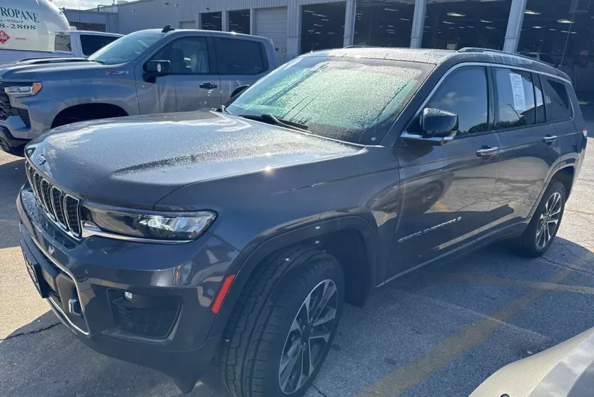 2023 Jeep Grand Cherokee Overland photo 1
