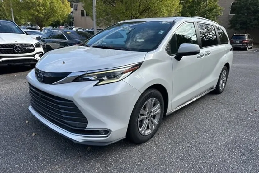 2022 Toyota Sienna Platinum photo 1