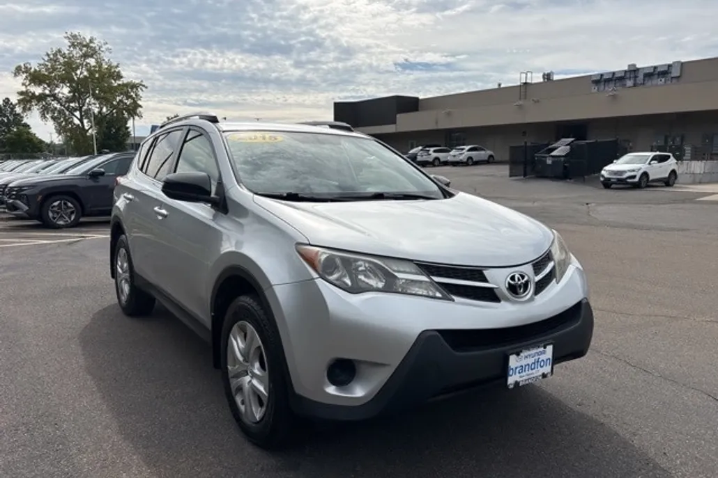 2015 Toyota RAV4 LE photo 1
