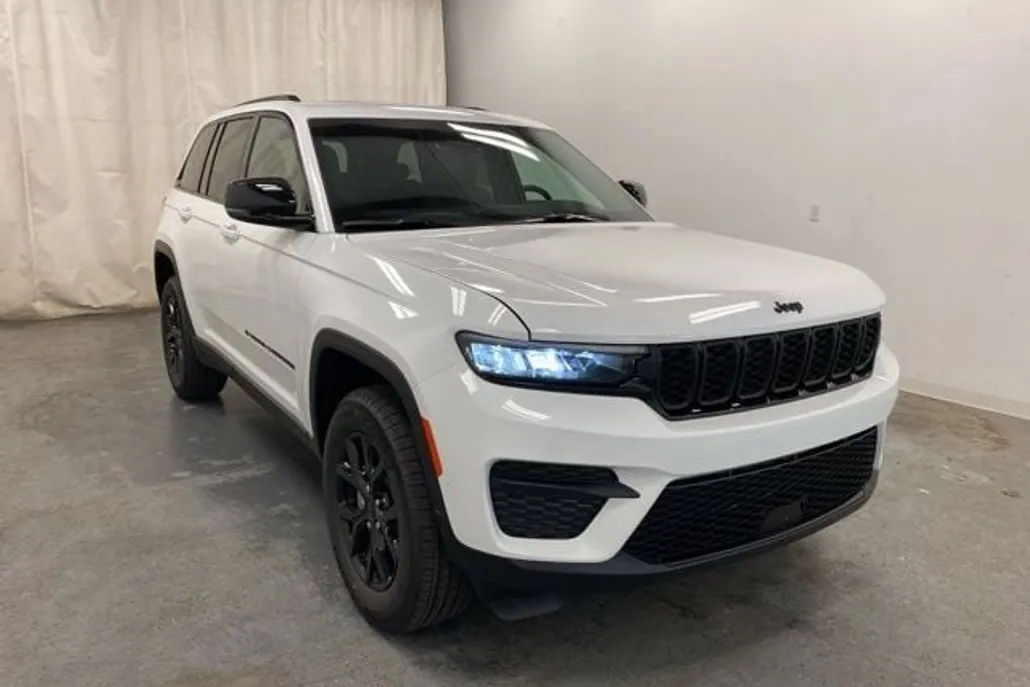 2025 Jeep Grand Cherokee Altitude photo 1