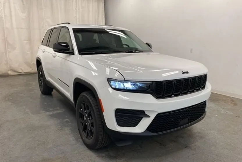 2025 Jeep Grand Cherokee Altitude photo 1
