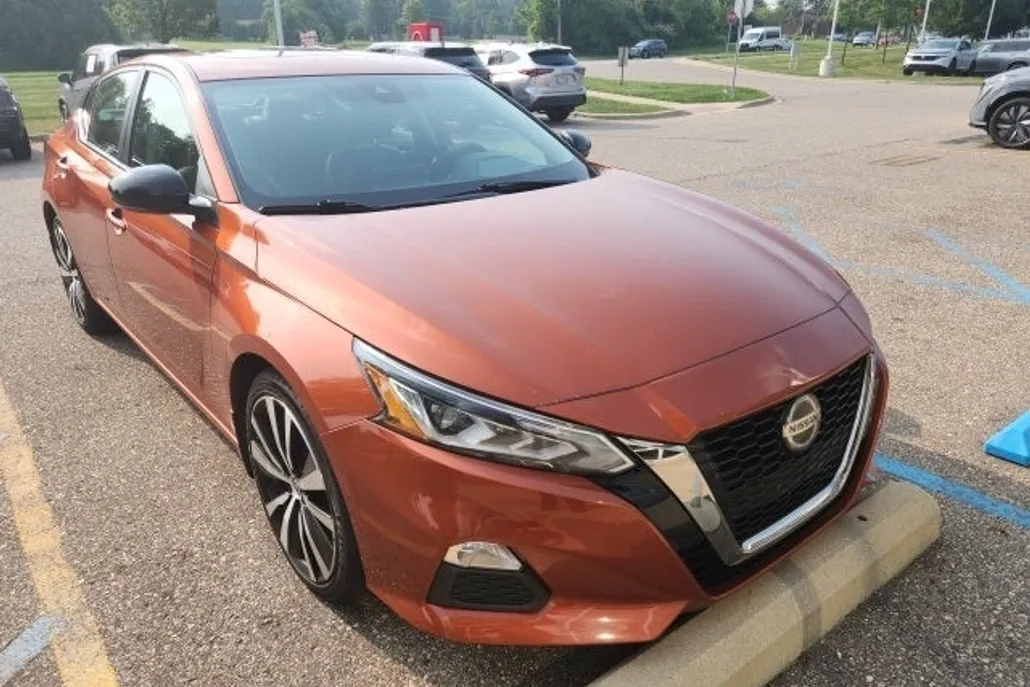2021 Nissan Altima 2.5 SR photo 1