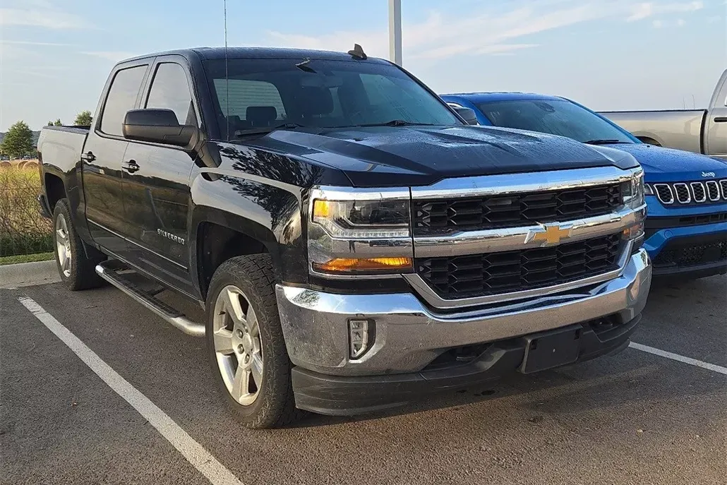 2017 Chevrolet Silverado LT photo 1