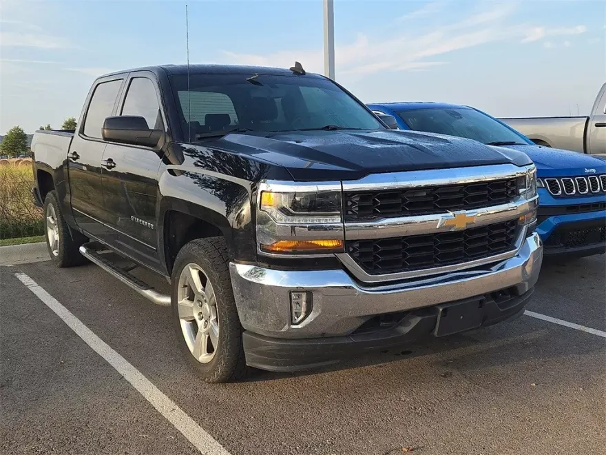 2017 Chevrolet Silverado LT photo 1