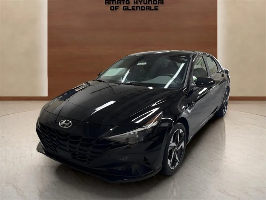 2023 Hyundai Elantra SEL photo 1