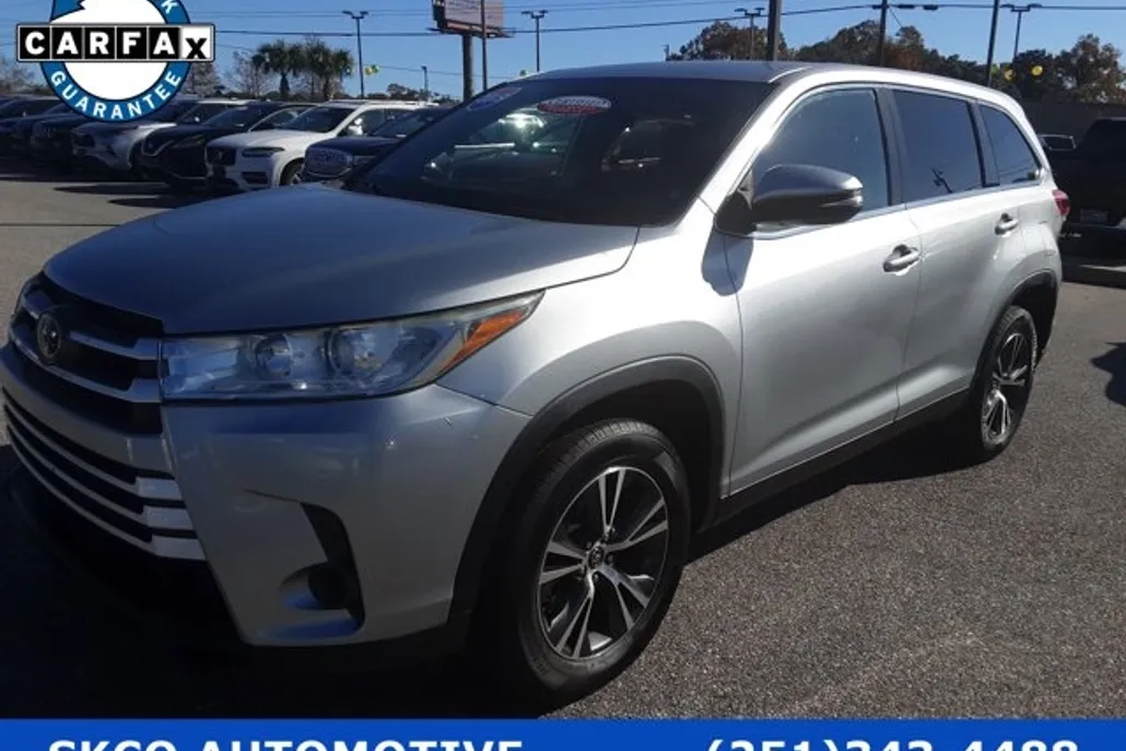 2019 Toyota Highlander LE photo 1