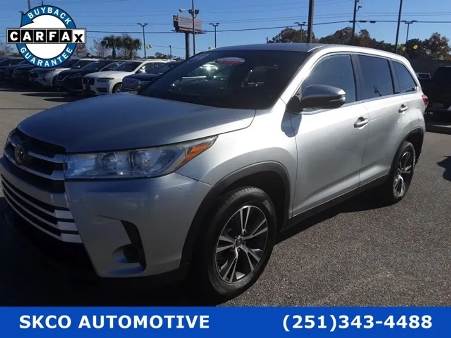 2019 Toyota Highlander LE photo 1