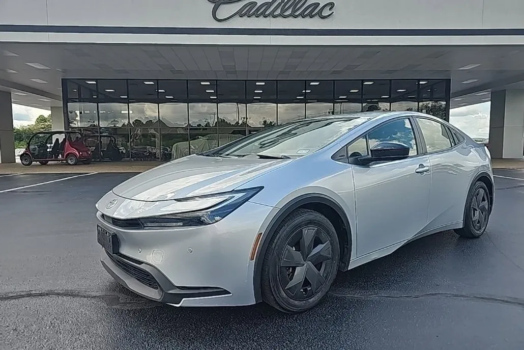 2024 Toyota Prius LE photo 1