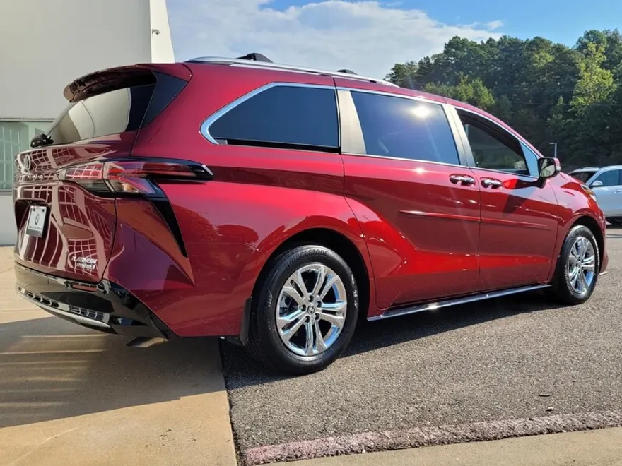 2023 Toyota Sienna Platinum photo 1