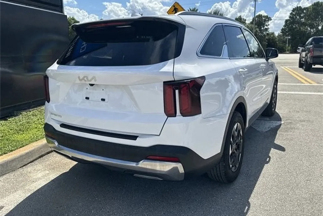 2024 Kia Sorento S photo 1