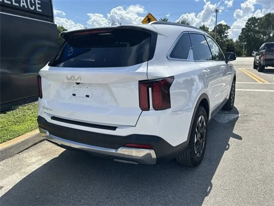 2024 Kia Sorento S photo 1