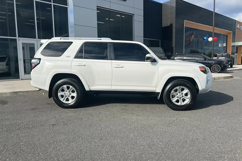 2018 Toyota 4Runner SR5 photo 1