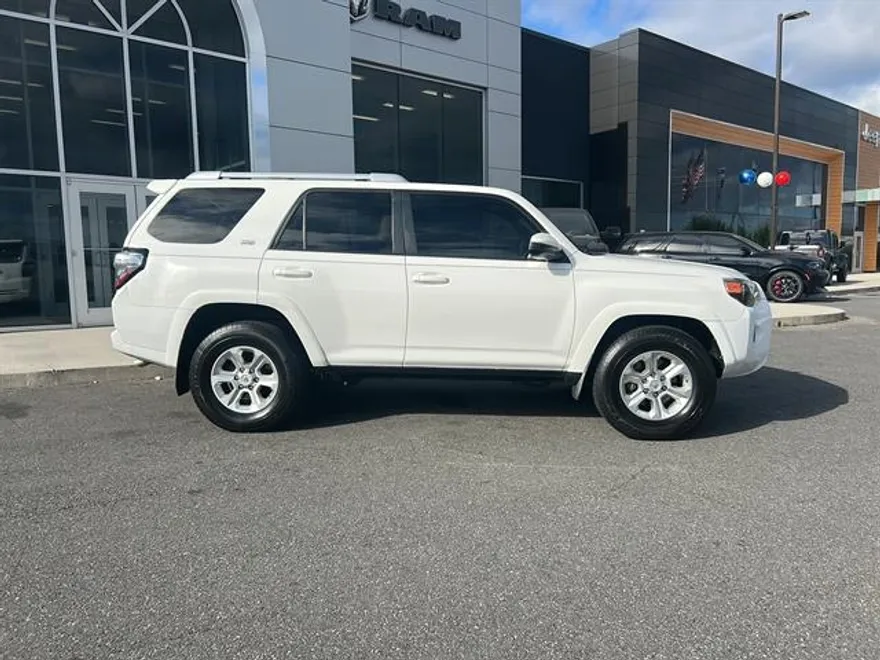 2018 Toyota 4Runner SR5 photo 1