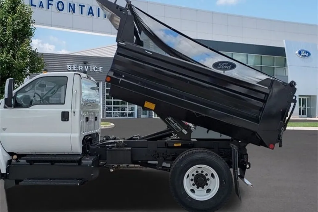 2025 Ford F-750 photo 1