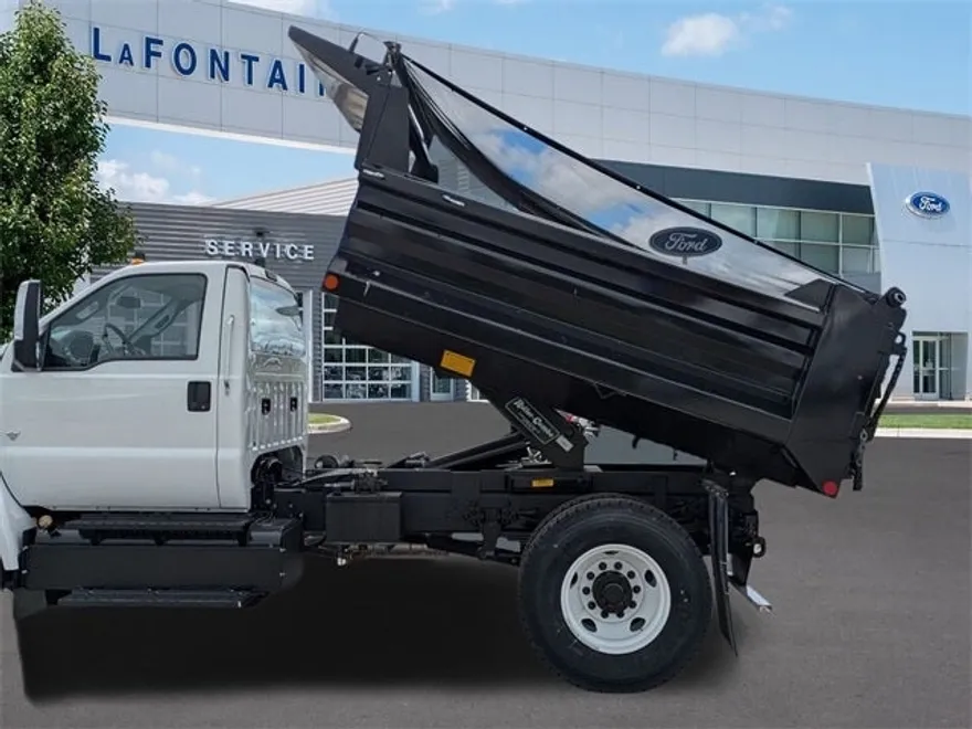 2025 Ford F-750 photo 1
